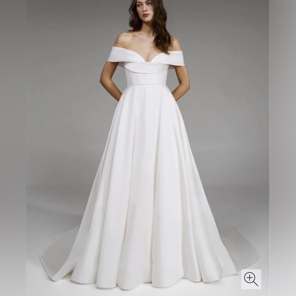 NEW Pronovias Off-White Wedding Dress & Veil